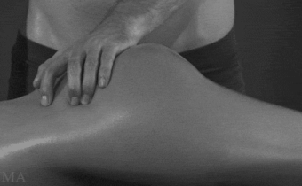 Le massage érotique est l'une des formes de «préliminaires» les plus luxueuses