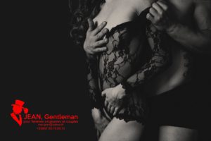 Madame commence par goûter son gentleman par petits bouts avec sa langue gourmande