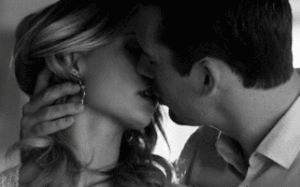 Son gentleman défit dans un premier temps les boucles de ses chaussures, une paire de Louboutin