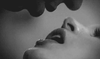 L’escort boy la prit par la taille et l’attira vers le lit