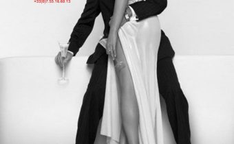 Son gentleman défit dans un premier temps les boucles de ses chaussures une paire de Louboutin dont le fermoir était en forme de fleur