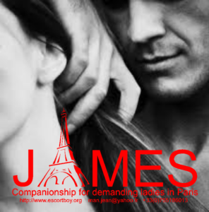 son escort boy dépose de petits baisers légers le long de son cou