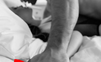 Mon escort boy me fait l’amour tendrement en me serrant contre lui et en murmurant à mon oreille