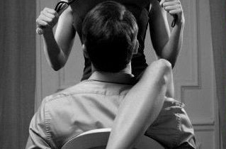 Escort Boy devant une femme