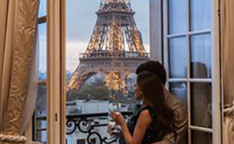 couple male escort tour eiffel