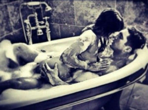 Un calin érotique avec son escort hétéro