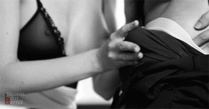 caresser son sexe sous son boxer