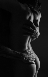 grandes mains sur tes fesses