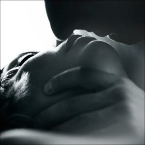 Mon sex coach membrasse sur la bouche avec la langue