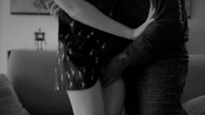 Les doigts d'un homme entre ses cuisses