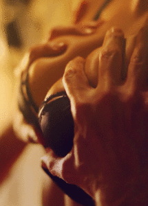 l'escort boy saisit ses gros seins à pleines mains et se mit à les malaxer