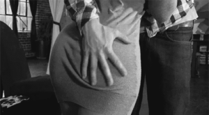 Ses mains empoignent vos fesses
