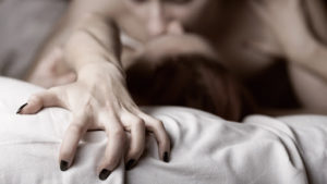 Jean vous caresse avec sa langue