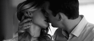 La tendresse d'un baiser avec un gentleman