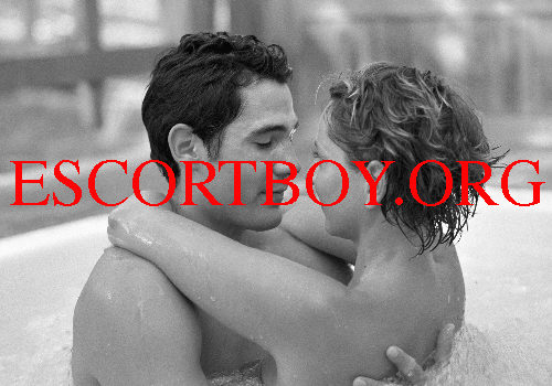 Escort boy avec vous dans un jacuzzi