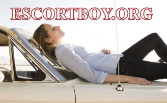 Faire l’amour avec un escort boy sur le capot de la voiture de son mari