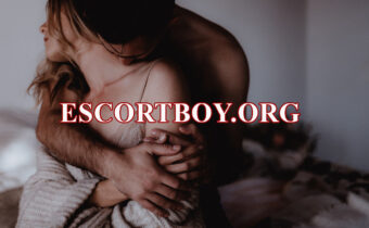 tendresse dans les bras de son escort boy
