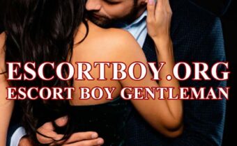 Le taxi se gare devant la maison de la dame qui m’a commandée pour un service de gentleman escort boy et je descends de la voiture, prends mon sac, monte les marches et sonne à la porte.