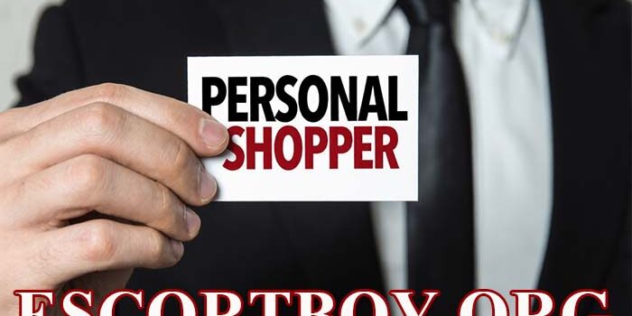 Personal shopper à Paris accompagnant une femme élégante lors d’une séance shopping privée