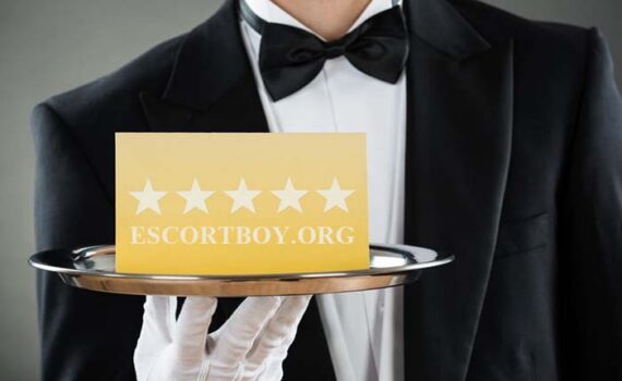 Votre escort boy en smoking servant sur plateau argenté – service premium et accompagnement de luxe à Paris
